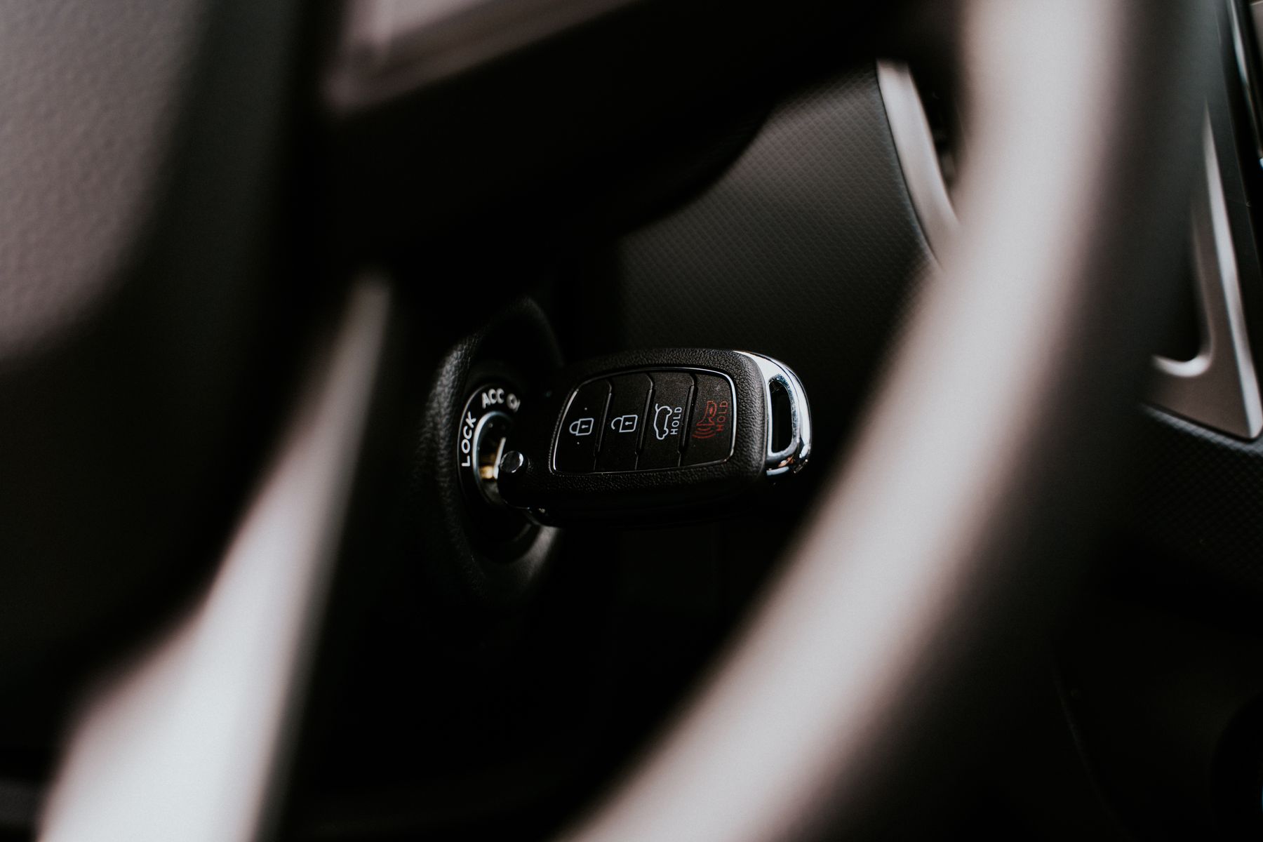 Clés de voiture et carte grise posées sur une table