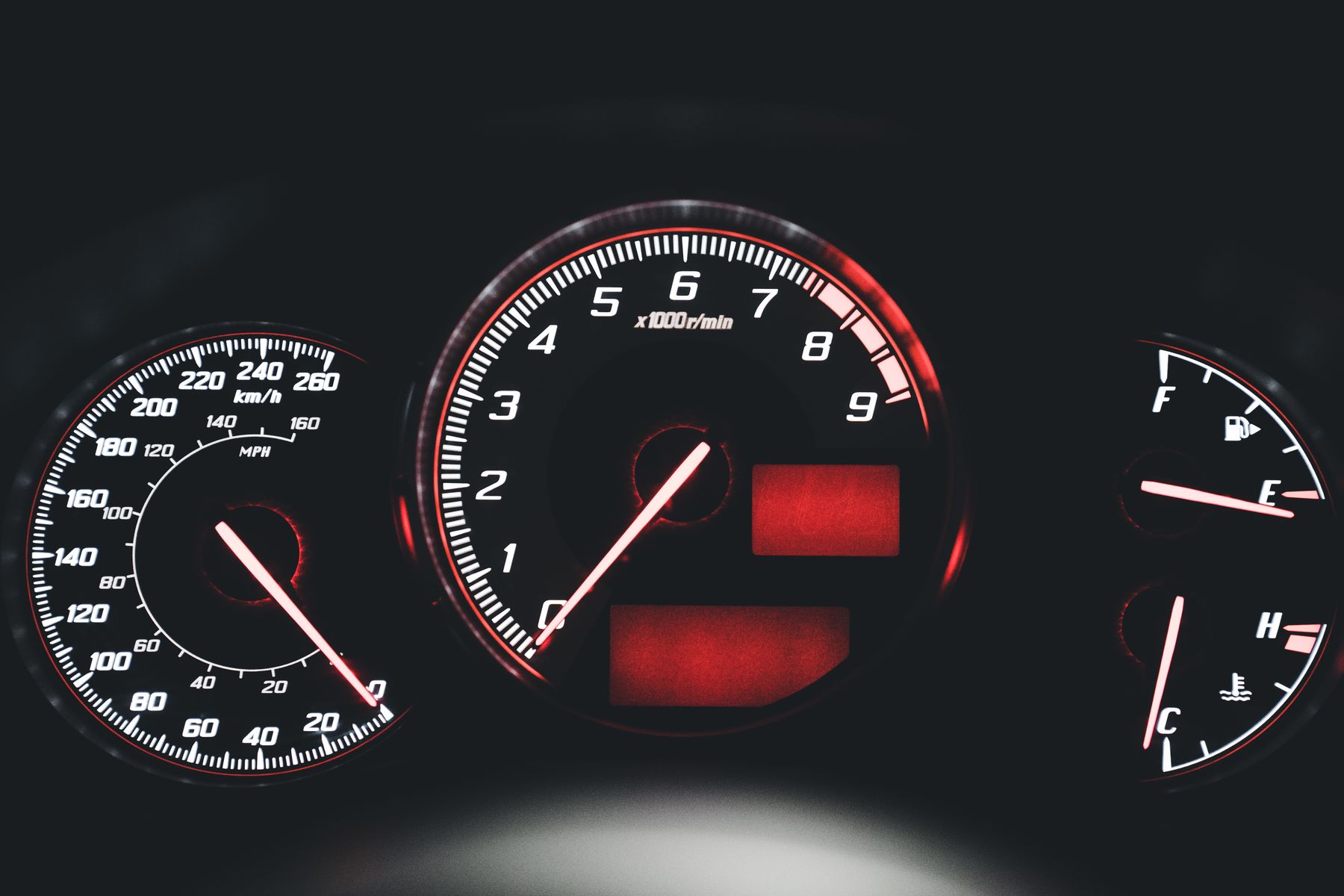 Tableau de bord d’une voiture avec compteur de vitesse